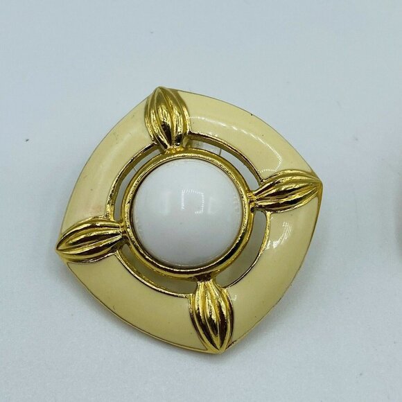Vintage TRIFARI Earrings Gold Tone Enamel Faux Pearl Round Studs Signed Retro - Picture 2 of 4